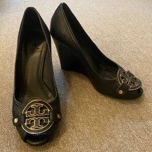 Tory Burch Wedge Pump Amanda Black Heel Gold Medallion Leather Peep Toe Size 8.5